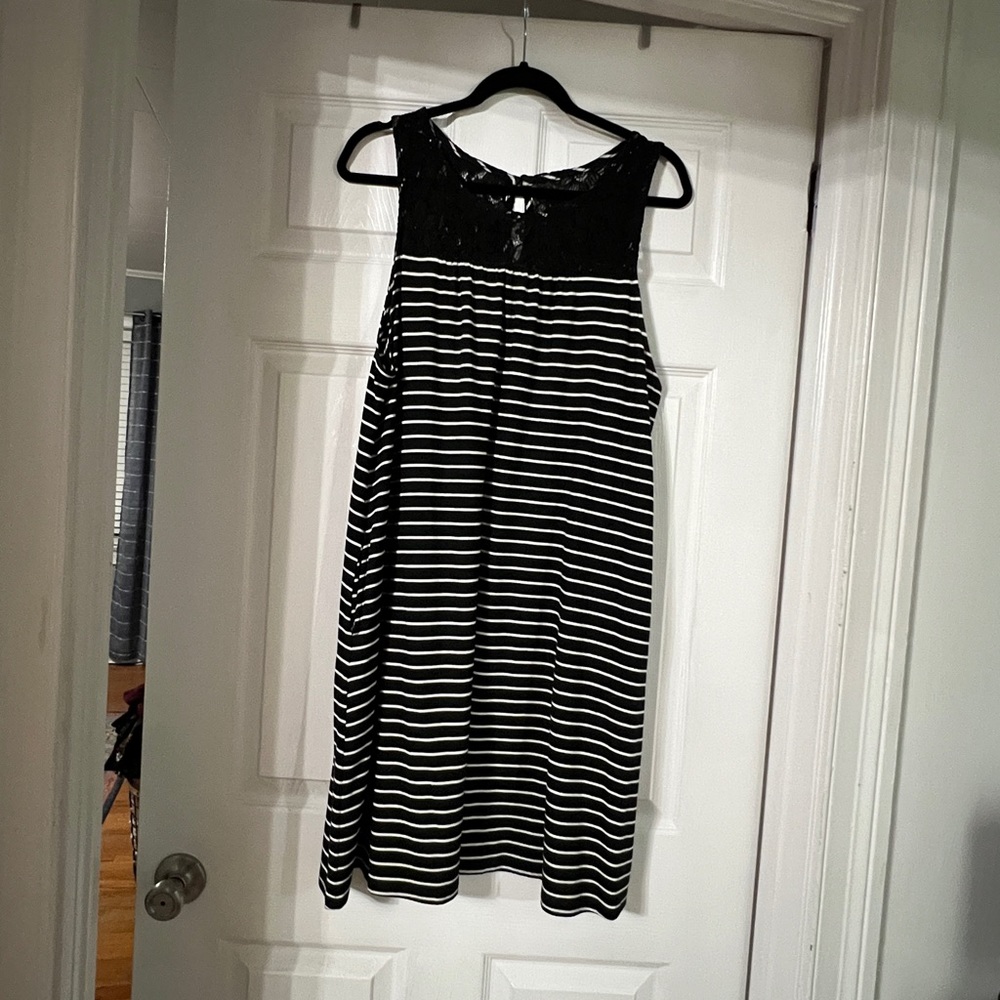 Black/white summer dress with lace accent